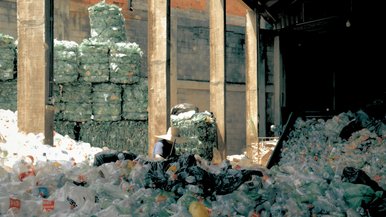 Valgroup / Fênix — Reciclagem mecânica de plásticos pós-consumo