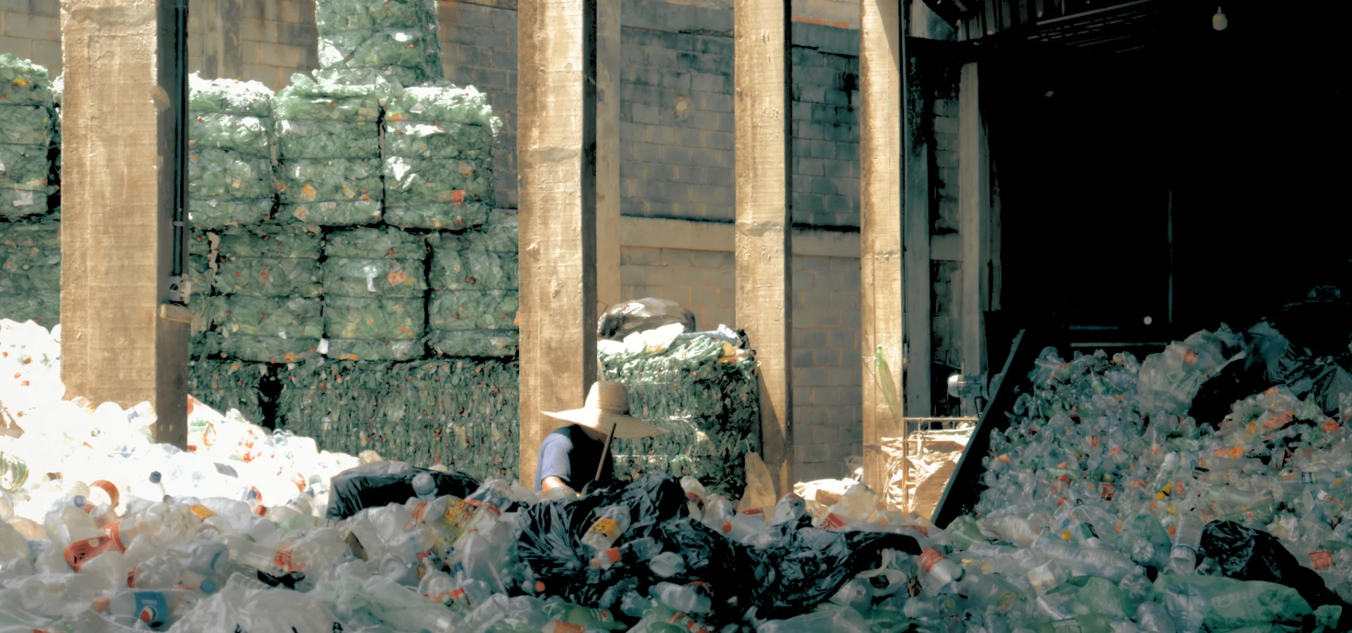 Valgroup / Fênix — Reciclagem mecânica de plásticos pós-consumo